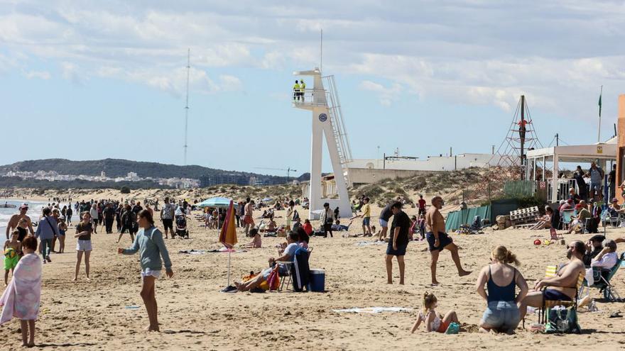 La celebración del día de la Mona llevó ayer a muchos ilicitanos a elegir las playas de Arenales y La Marina para pasar el día, así como las pinadas. | HÉCTOR FUENTES/ALGARA FOTOGRAFÍA