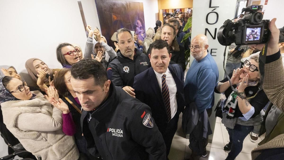 Antonio Martínez, edil de Vox, llegó al pleno municipal escolatado por la Policía este lunes por la mañana.