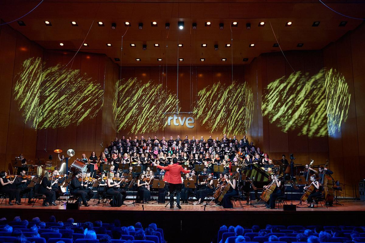 Óscar Navarro dirige a su orquesta sinfónica y a varias corales, en un concierto el pasado año en el Teatro Monumental de Madrid, donde arrancará su gira de aniversario.