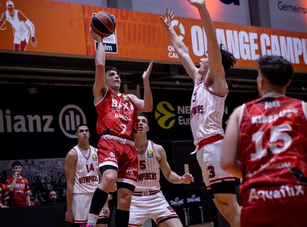 Fernández anotant en el segon partit del Baxi a l'Eurolliga NextGen