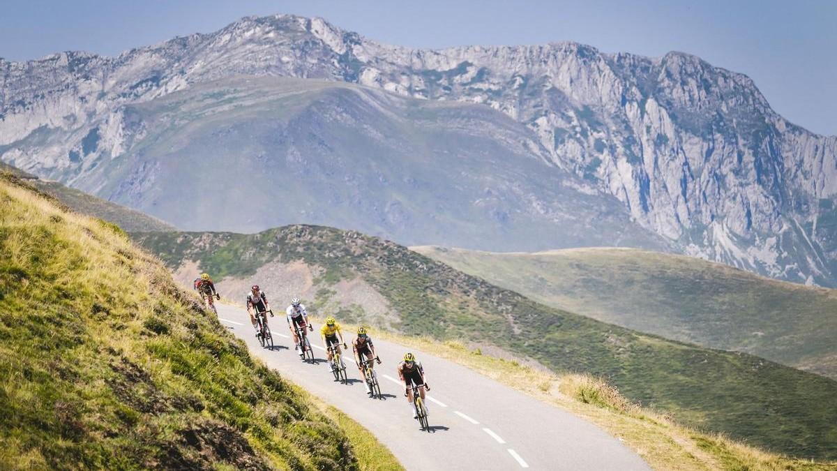 El grupo de favoritos del Tour 2022 con Vingegaard, de amarillo, y Pogacar, de blanco