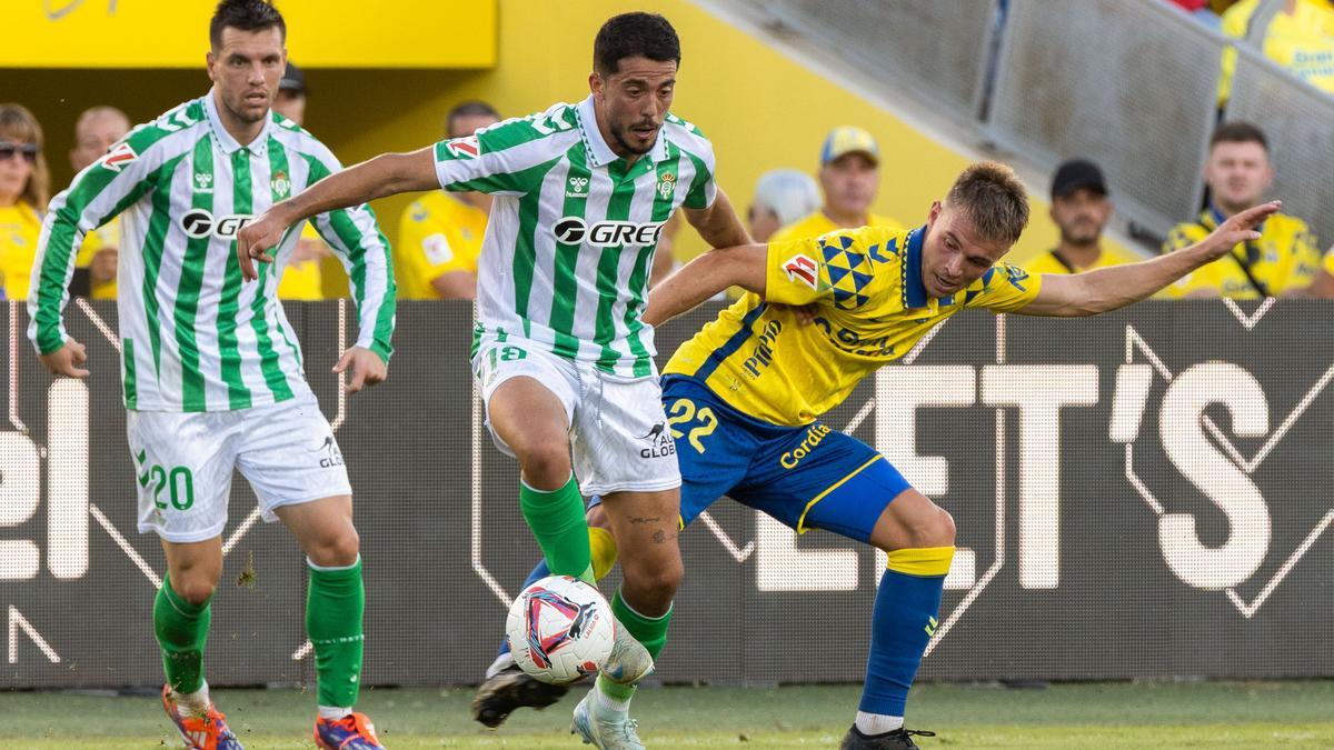 El centrocampista del Betis Pablo Fornals lucha con el neerlandés Daley Sinkgraven, de la UD Las Palmas, durante el encuentro de la séptima jornada de LaLiga que UD Las Palmas y Real Betis disputan hoy jueves en el estadio de Gran Canaria.