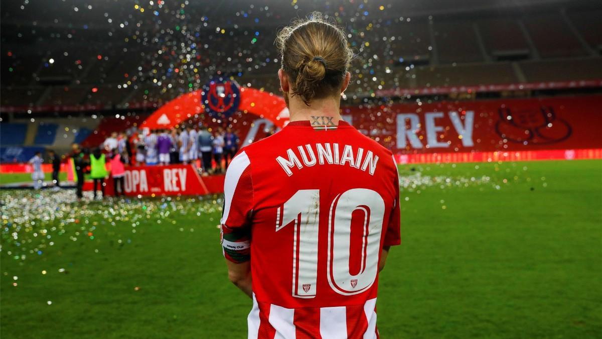 Iker Muniain, viendo cómo la Real festejaba la Copa