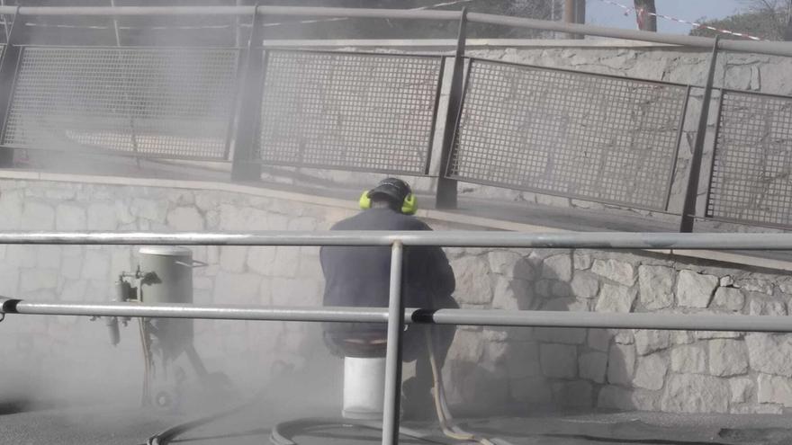 El Ayuntamiento limpia los grafitis del Tossal en Alicante aunque respeta los del skatepark