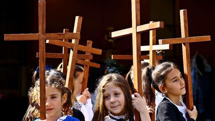 "Los Javieres" procesionaron con la Cruz de Mayo