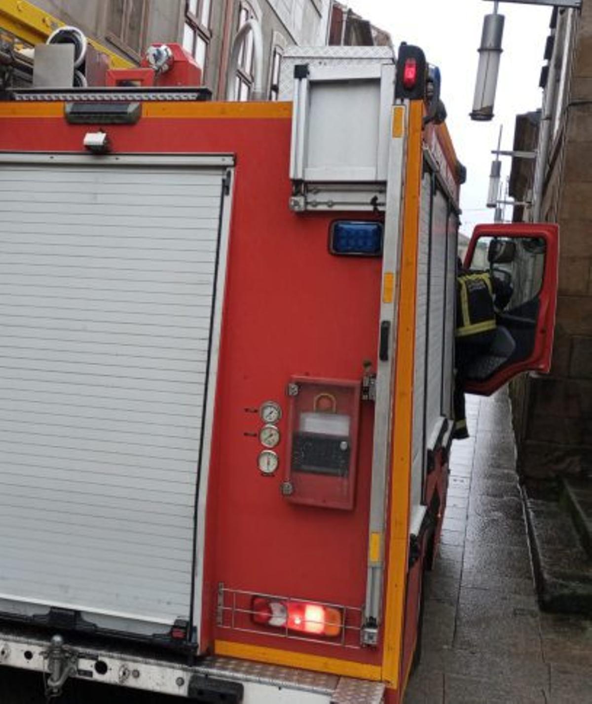 Bomberos en la calle. | RAFA VÁZQUEZ