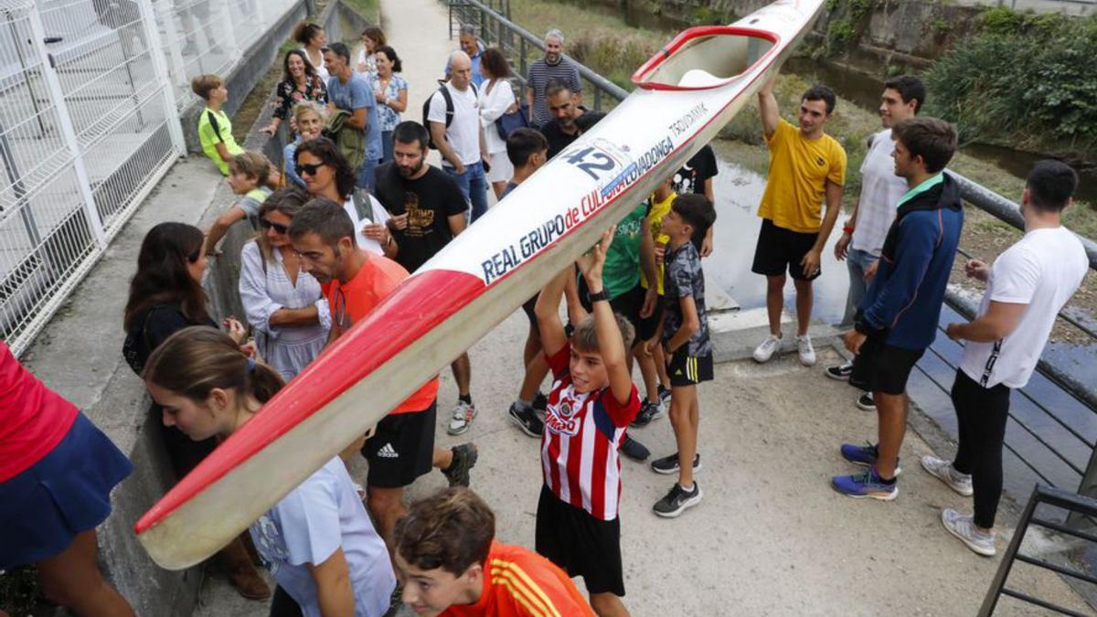 Alumnos de piragüismo del Grupo, ayer, con una de sus canoas. | M. L.