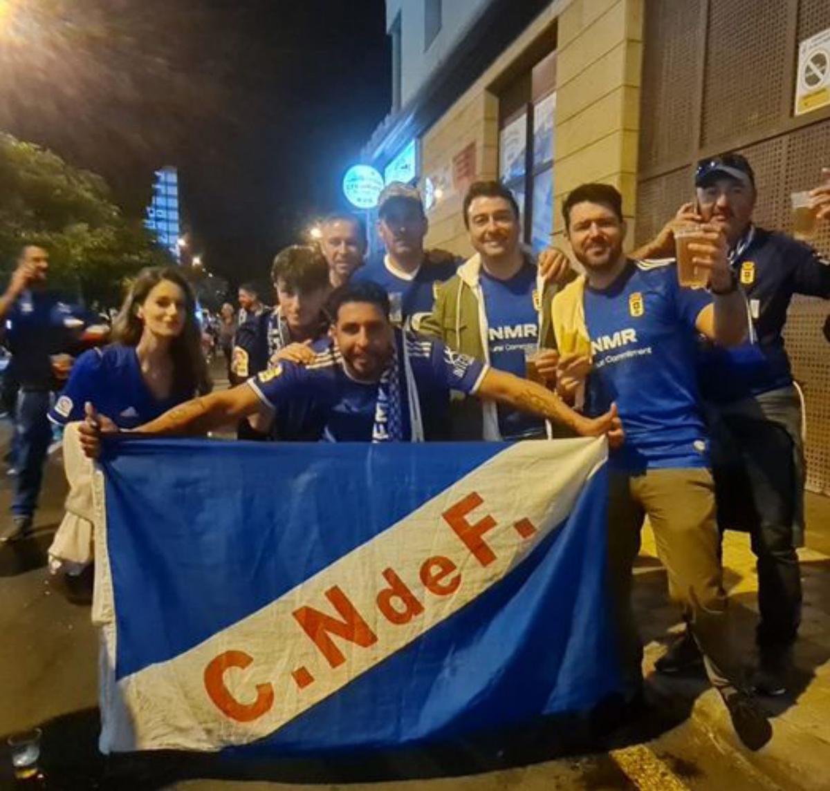 Un grupo de seguidores del Oviedo, ayer antes del partido. | N. Azparren