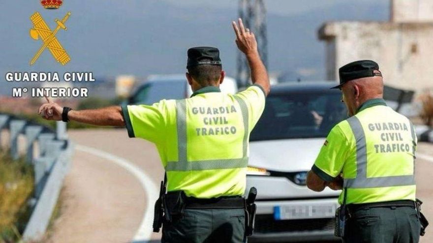 Cortan dos carriles de la A-92 por el vuelco de un camión en Carmona