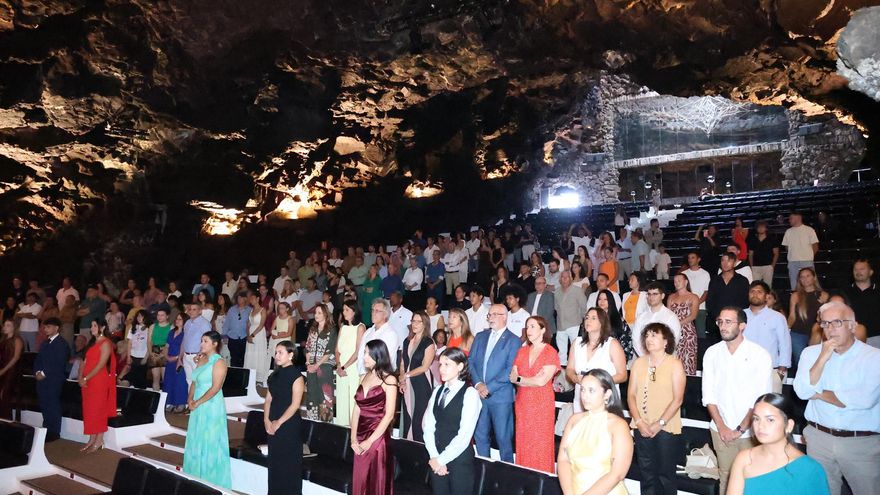 La Escuela Universitaria de Turismo de Lanzarote celebra el acto de graduación y la entrega de orlas de su XV promoción