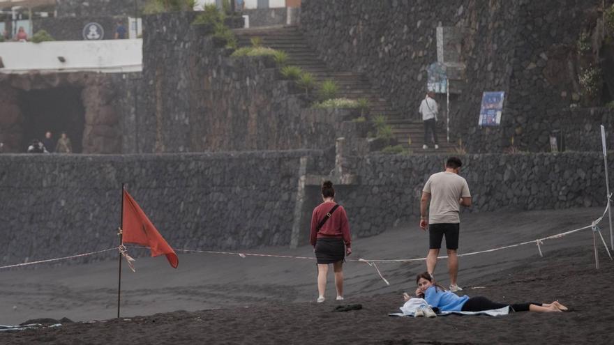 Bandera roja que indica la prohibición de bañarse en Playa Jardín por contaminación de aguas fecales.