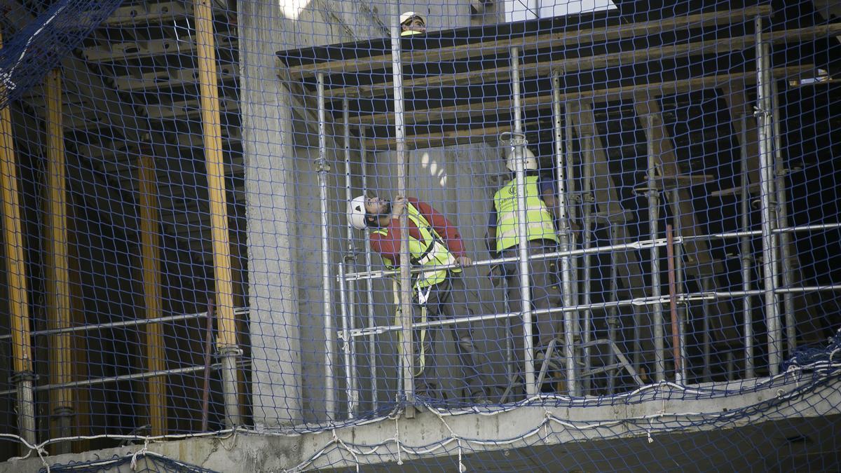 Trabajadores en la construcción de un edificio en el 22@ en Barcelona