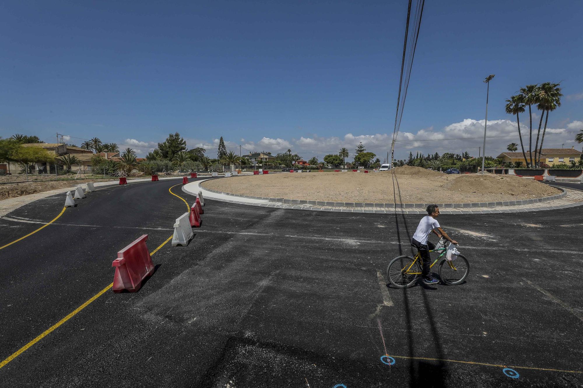 Las obras en el vial entre Elche y Santa Pola aceleran con la extension de la mediana y dos nuevas rotondas