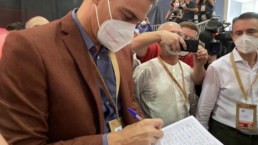 Pedro Sánchez añadiendo su firma para llevar al Congreso el debate del Mar Menor.