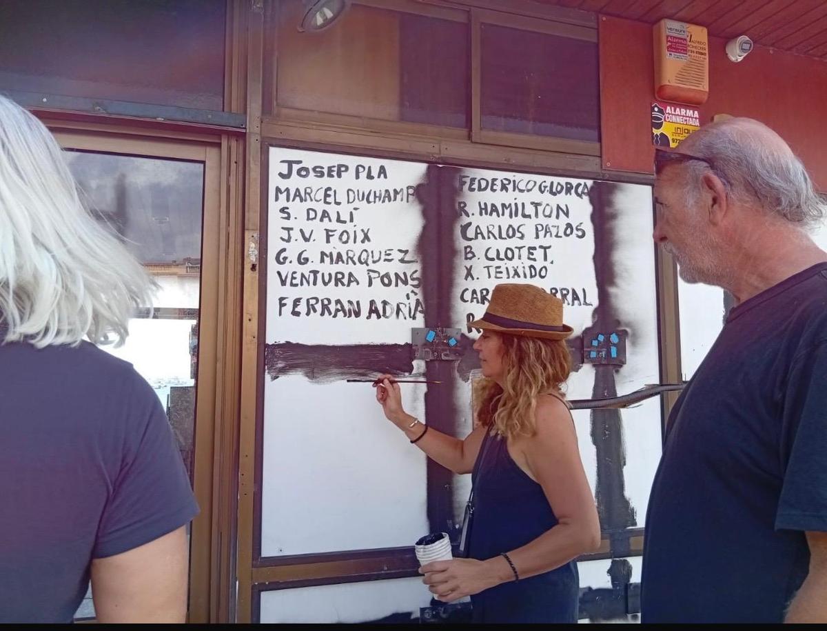 Un dels moments de l'acció artística al Bar Boia.