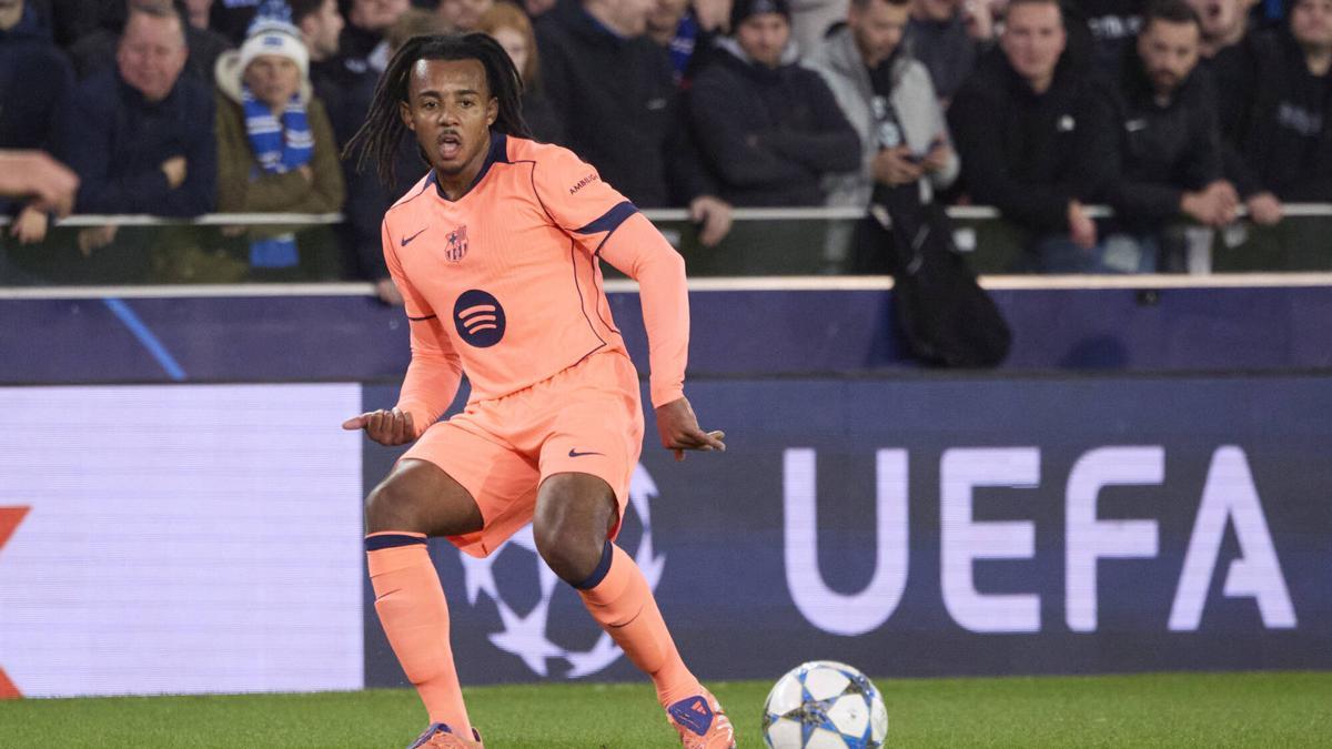 إصابة جول كوندي تثير القلق في برشلونة بعد مباراة إلتشي