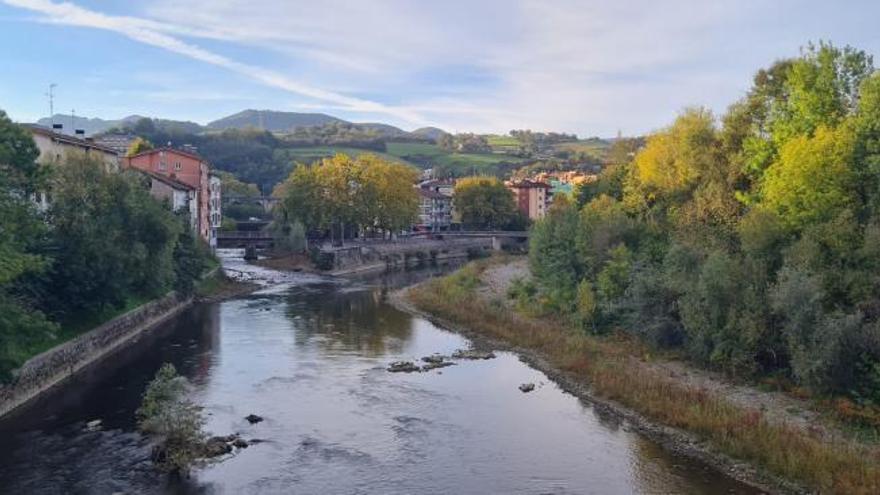 El puente Isidro Lángara, al fondo, sobre el río Oria.