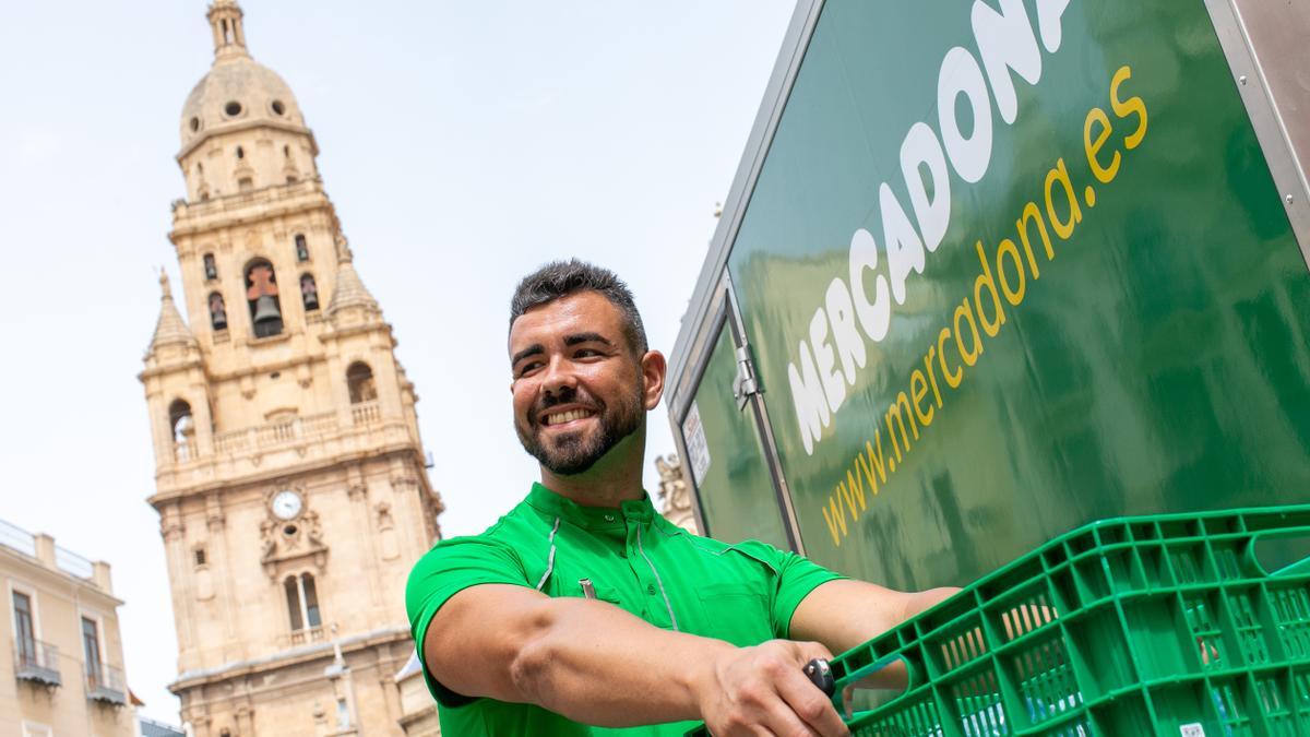 Un repartidor de Mercadona, en la plaza Belluga de Murcia.