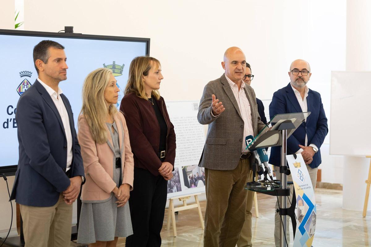 Vicent Marí habla en presencia de los cinco alcaldes de Ibiza.