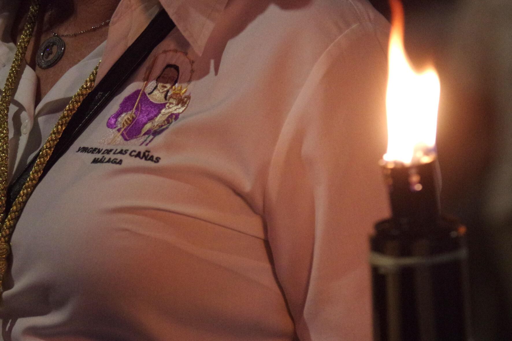 Traslado con antorchas de la Virgen de las Cañas a la parroquia de Nuestra Señora de los Dolores, en el Puerto de la Torre