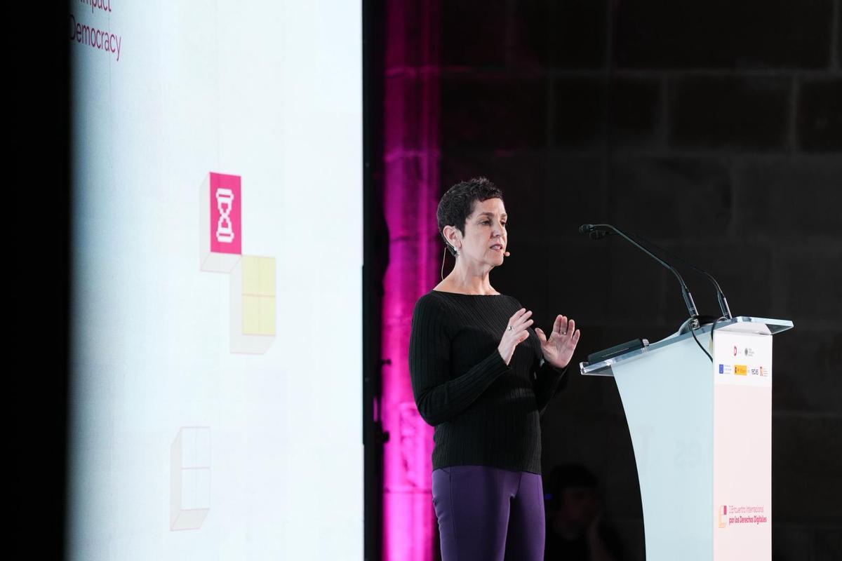 Yael Eisenstat, experta en radicalización y ex analista de la CIA, durante el I Encuentro de Derechos Digitales, en Barcelona.