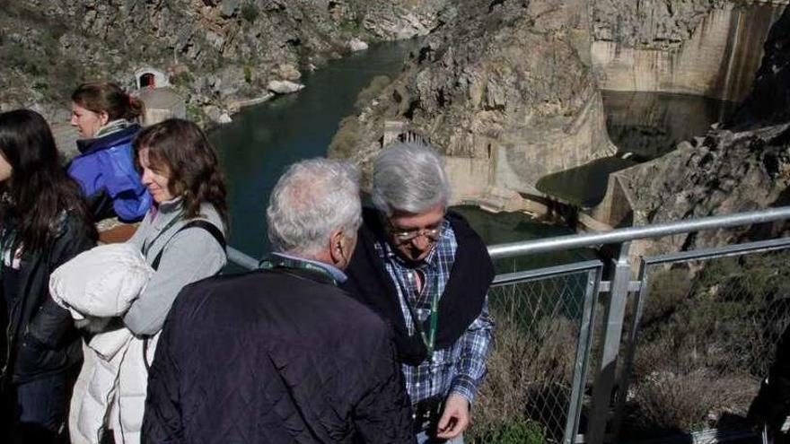 Un grupo de personas observa los efectos producidos por los desagües en el complejo del Esla .