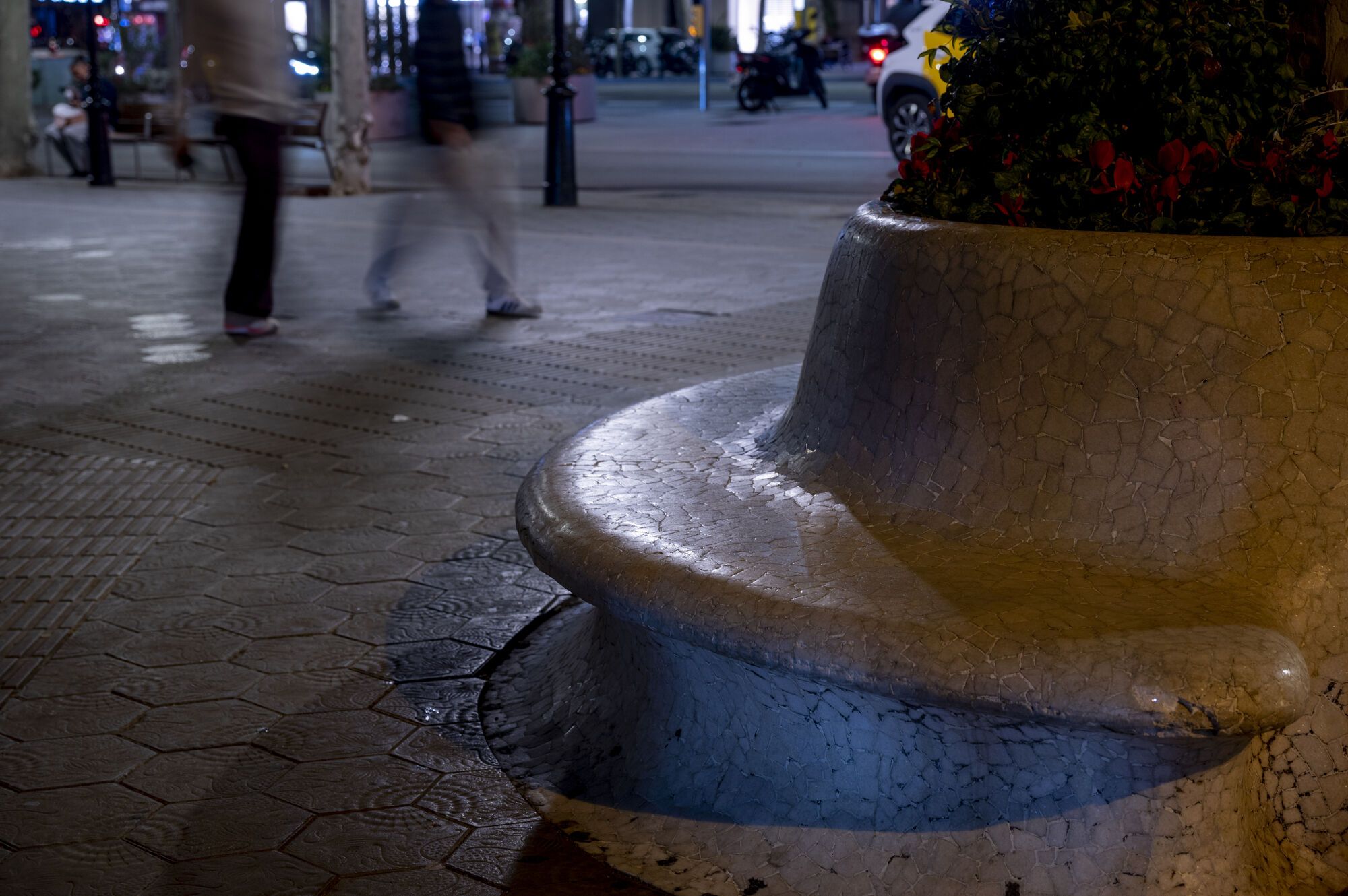Barcelona. 23.03.2026. Barcelona. Banco modernista de piedra en el paseo de Gràcia. Fotografía de Jordi Cotrina
