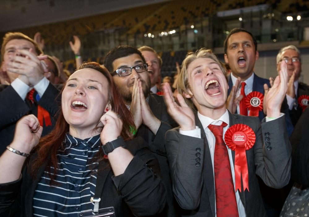 Partidarios laboristas reaccionan mientras Paul Sweeney es anunciado como el nuevo diputado para Noreste de Glasgow para las elecciones parlamentarias británicas.