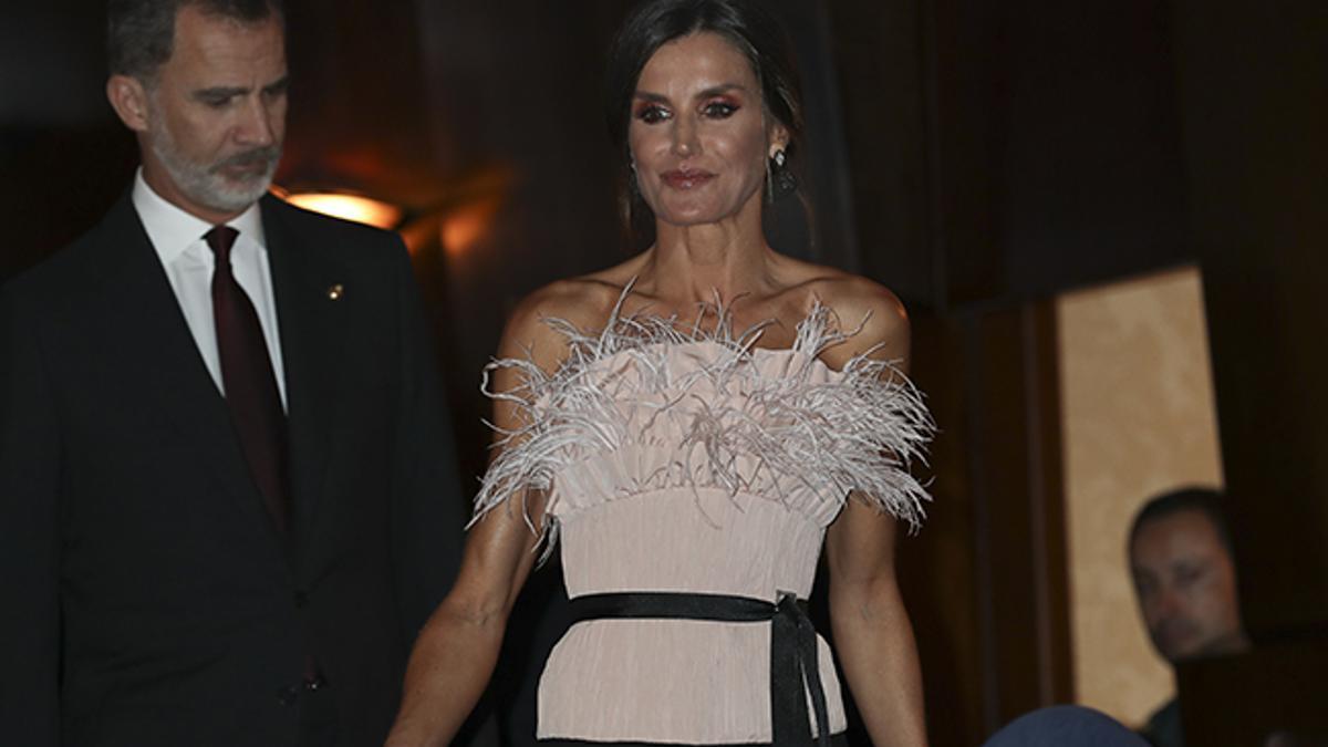La reina Letizia a su llegada al concierto previo a los Premios Princesa de Asturias