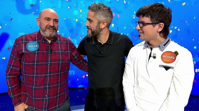 Óscar y Moisés con Roberto Leal.