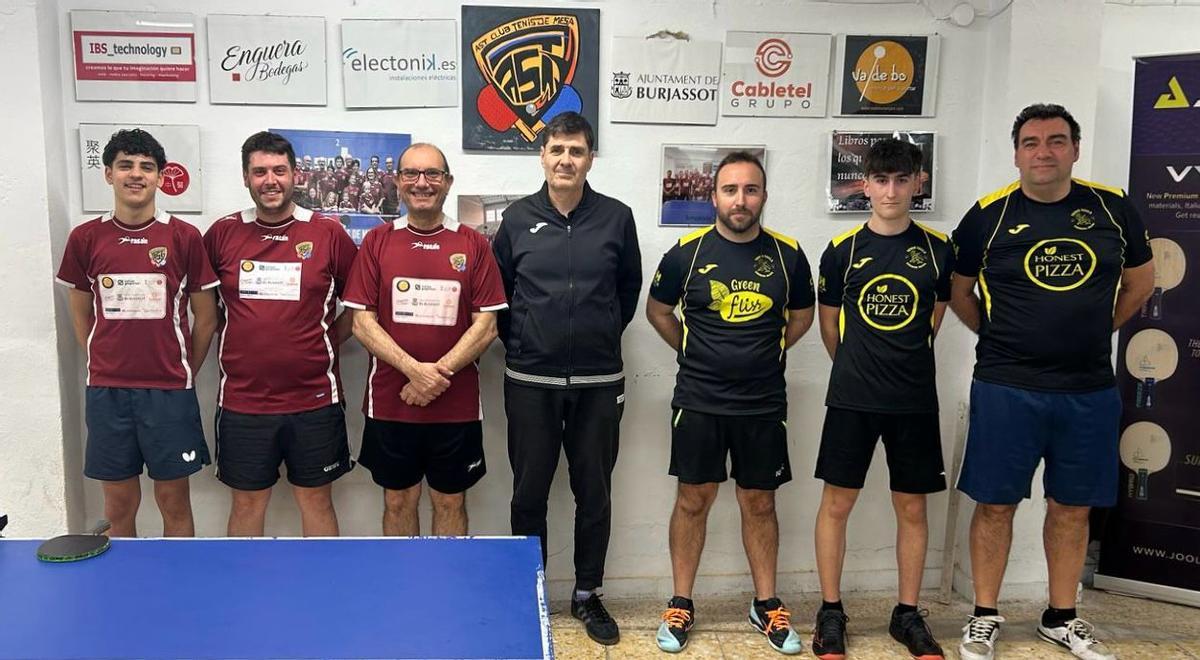 Equipo Honest Pizza del Corriol Oliva en 2ª Nacional, a la derecha, con sus rivales