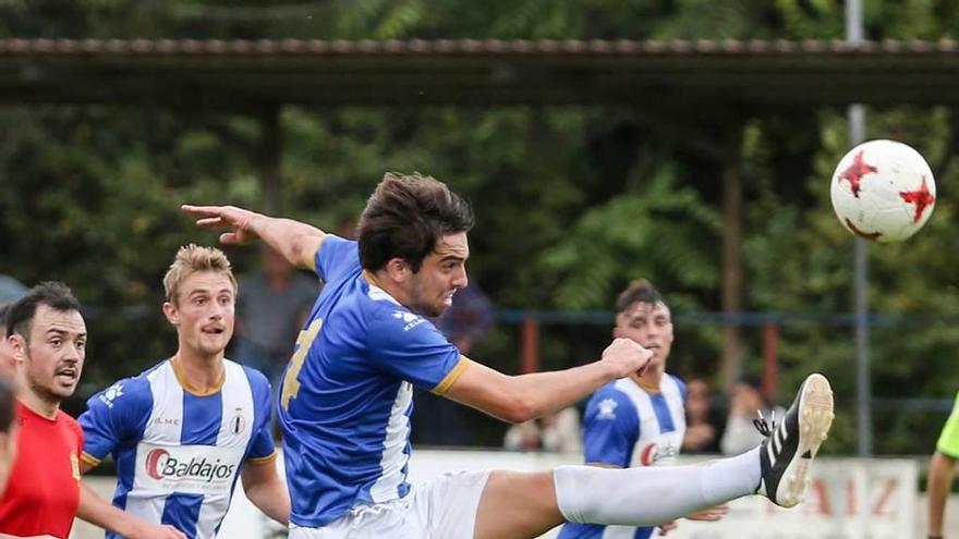 Santa despeja el balón ante Thomas y Barra en Noreña.