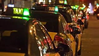 El motivo por el que los taxis de Barcelona son amarillos y negros