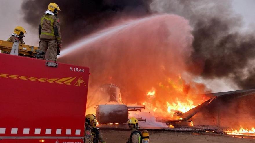 Espectacular incendi d'una nau industrial d'Òdena