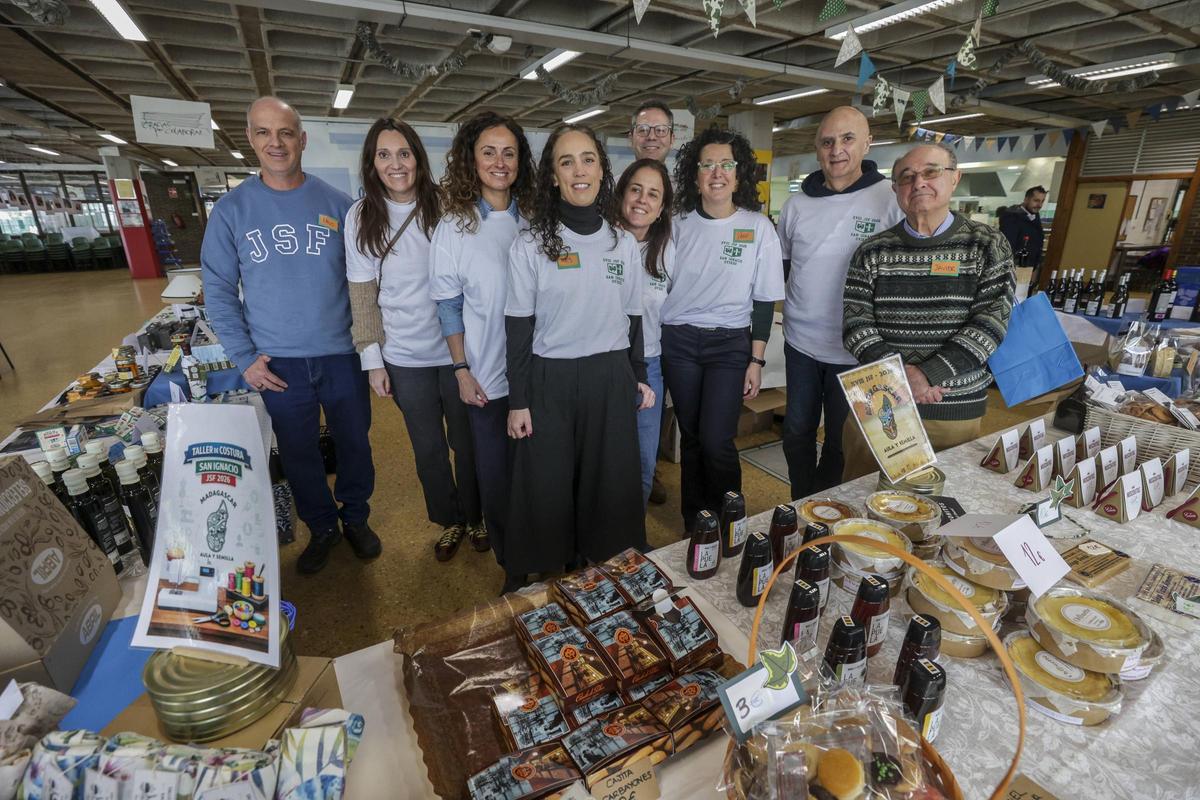 Por la izquierda, Lalo Anaya, Rosa Colino, María Alonso, Inés Silva, Maite Espejo-Saavedra, Raúl Martín, Vanessa Díaz, Luis Ordóñez y Javier Velasco, en el mercadillo instalado en el colegio.