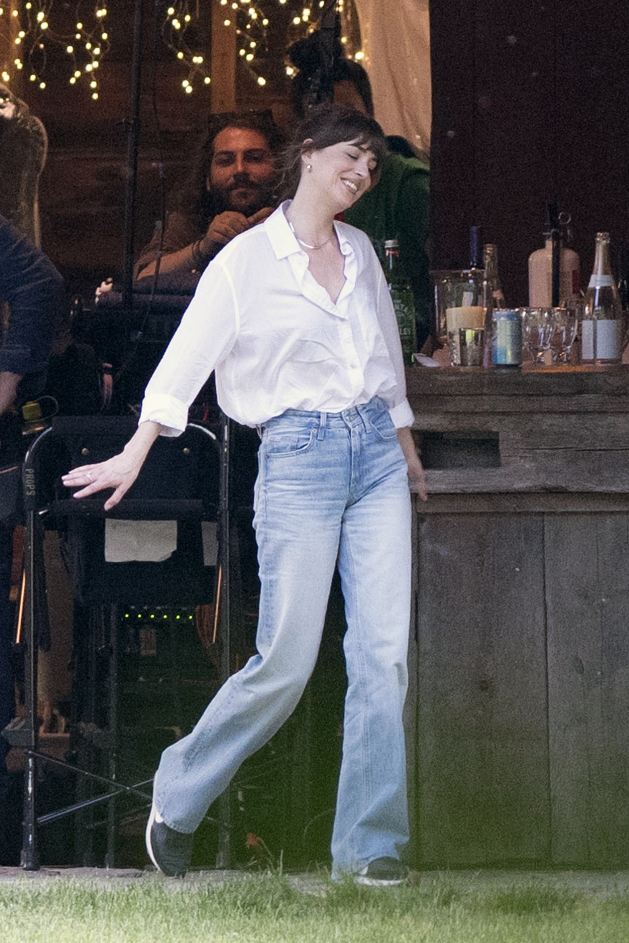 Dakota Johnson con pantalones vaqueros campana