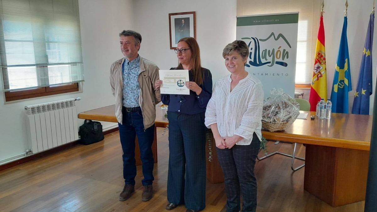 Belén Alonso, en el centro, junto al gerente del Parque Histórico, Alfredo González, y la alcaldesa de Villayón, Estefanía González.