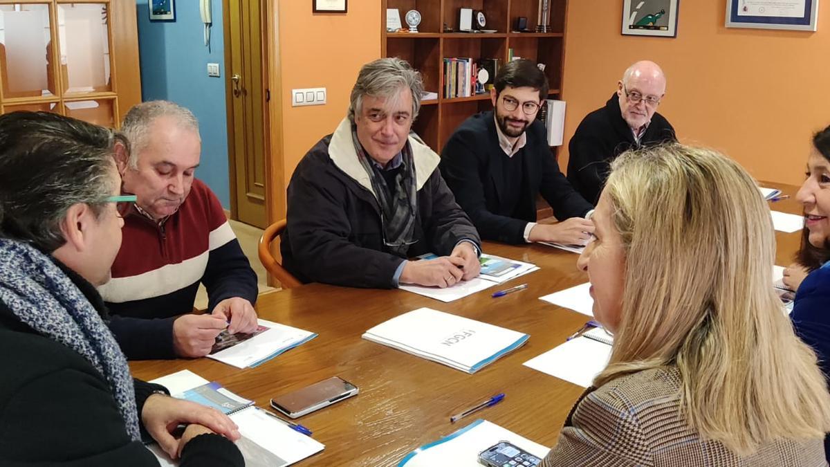 Ana Pastor, en primer término, durante la reunión de trabajo mantenida esta tarde en la sede de la Fundación Galega Contra o Narcotráfico.