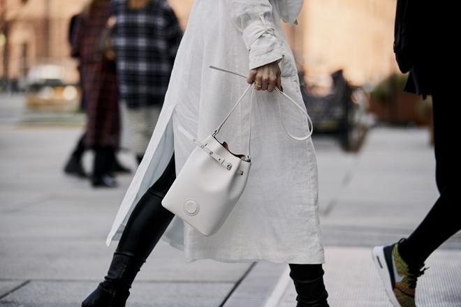 Bolso tipo 'bucket' visto en el 'street style' de Copenhague