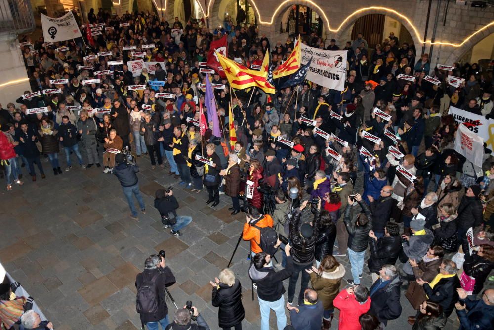 Concentració a la plaça del Vi per protestar contra la decisió del magistrat del Suprem