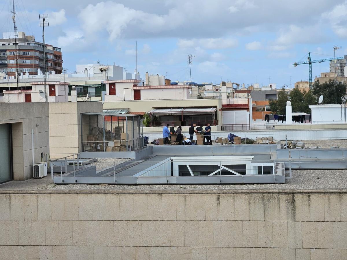 Varios agentes en la azotea de la Comisaría Provincial manipulando los 126 kilos de marihuana intervenidos en Alicante.