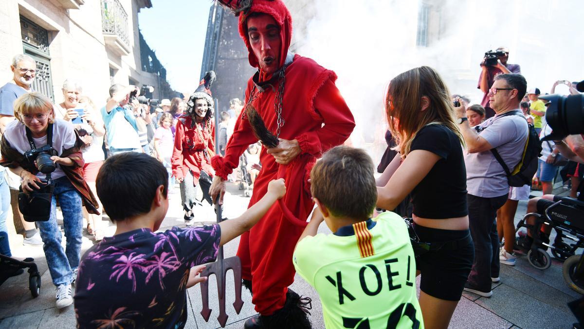 Tres niños aúnan fuerzas para enfrentarse y burlar a O Demo.