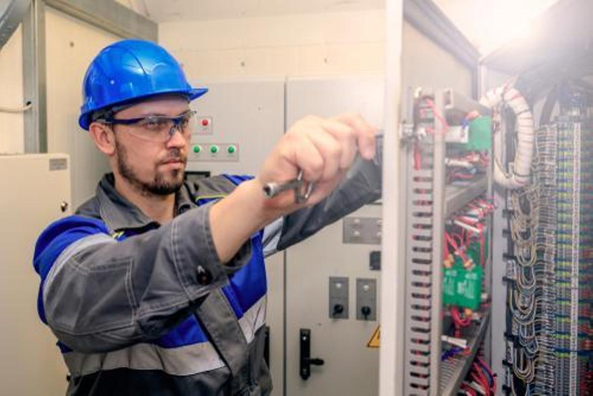 Se buscan en Castellón electromecánicos, operarios y personal para almacén