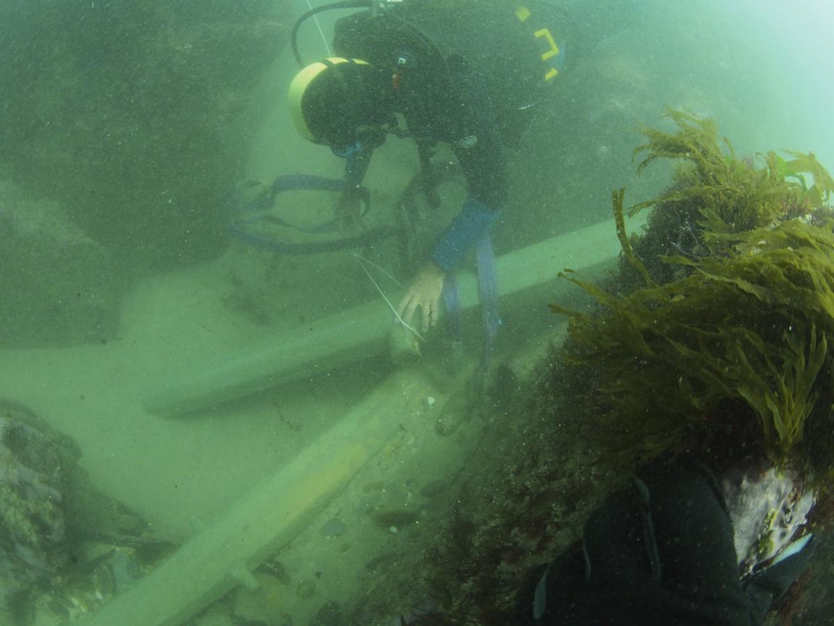 GRA007. LISBOA, 21/08/2017.- Uno de los buzos que conforman el grupo de arqueólogos portugueses que ha localizado en aguas cercanas a Galicia un navío naufragado en el siglo XVI cuyo misterioso origen tratan ahora de descifrar a partir de centenares de piezas y objetos rescatados de las profundidades. Su datación del siglo XVI es una de las escasas certezas en torno a la embarcación, prácticamente intacta y que probablemente tiene origen ibérico, según los investigadores. El navío ha sido descubierto cerca de la playa de Belinho, en el norteño municipio de Esposende, a apenas 100 kilómetros de Galicia, y ya es considerado como uno de los más importantes sitios arqueológicos sumergidos localizados hasta ahora en Portugal. EFE/John Sexton