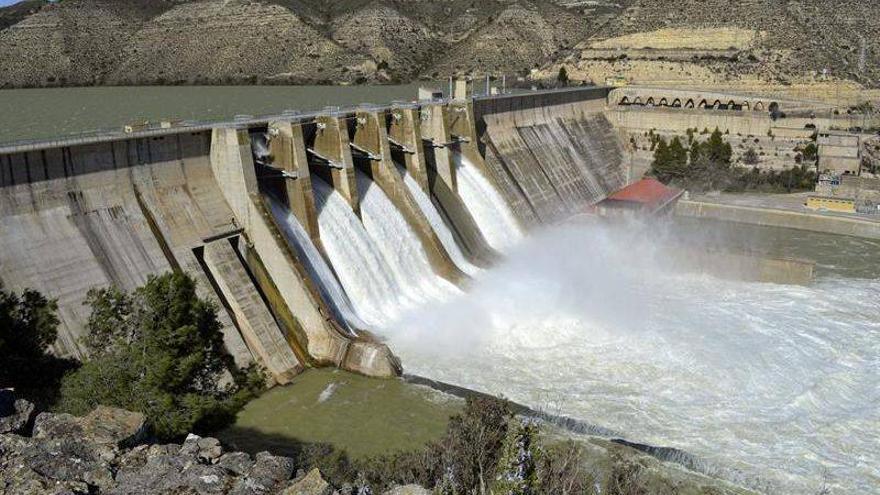 La crecida del Ebro llena el embalse de Mequinenza, que se sitúa al 101,35%