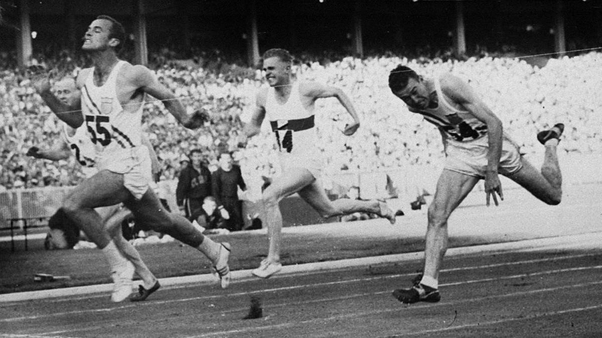 Bobby Joe Morrow cruza primero la meta en la final de los 100 metros de los Juegos de Melbourne de 1956.