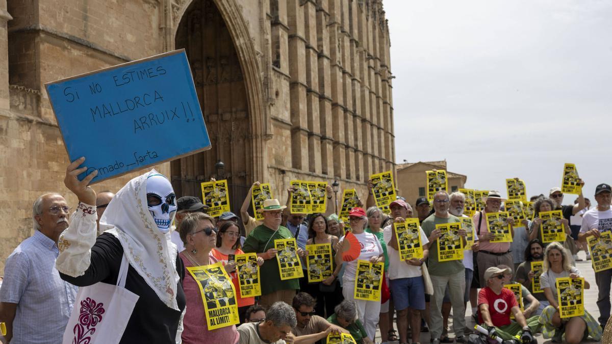 Imagen de la presentación de la manifestación que ha tenido lugar este mediodía a los pies de la Catedral.