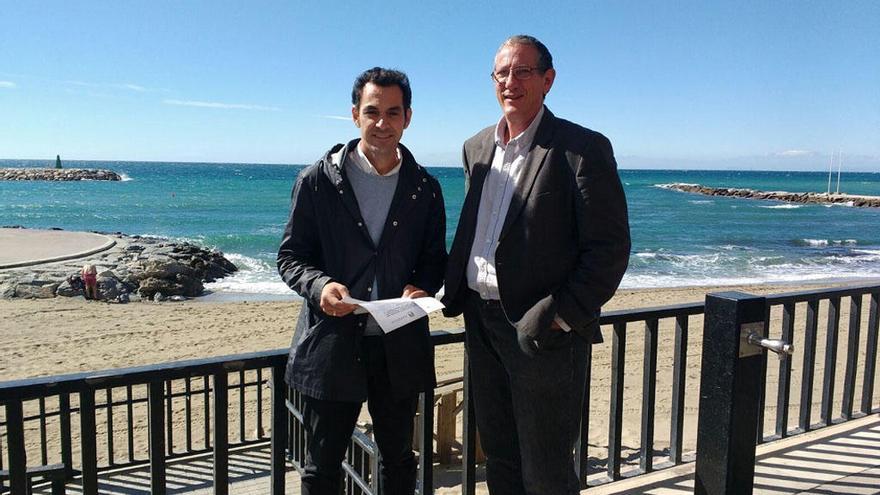 Miguel Díaz (izqda.) en el espigón de la playa de El Faro de Marbella.