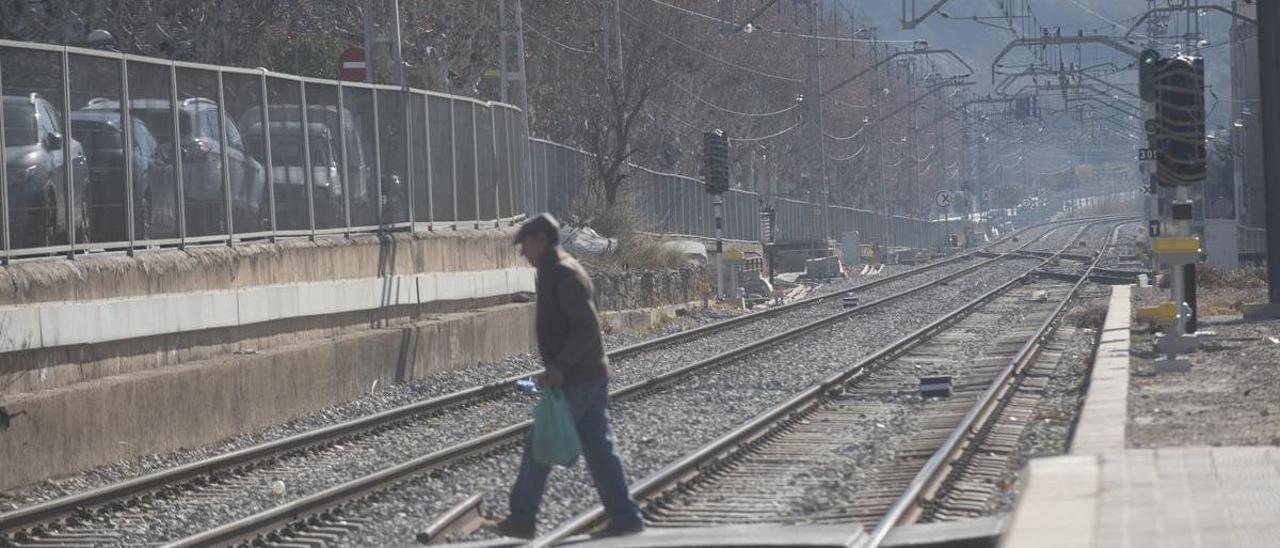 Tram de vies de la línia de Renfe al seu pas per l'estació de Sant Vicenç