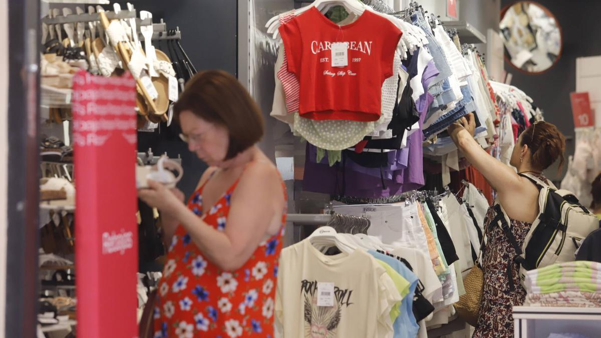 Imagen de archivo de varias clientas en una tienda de ropa de Córdoba.
